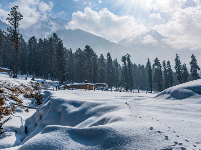 Kashmir Travel Guide: Best Places, Itinerary & Insider Tips